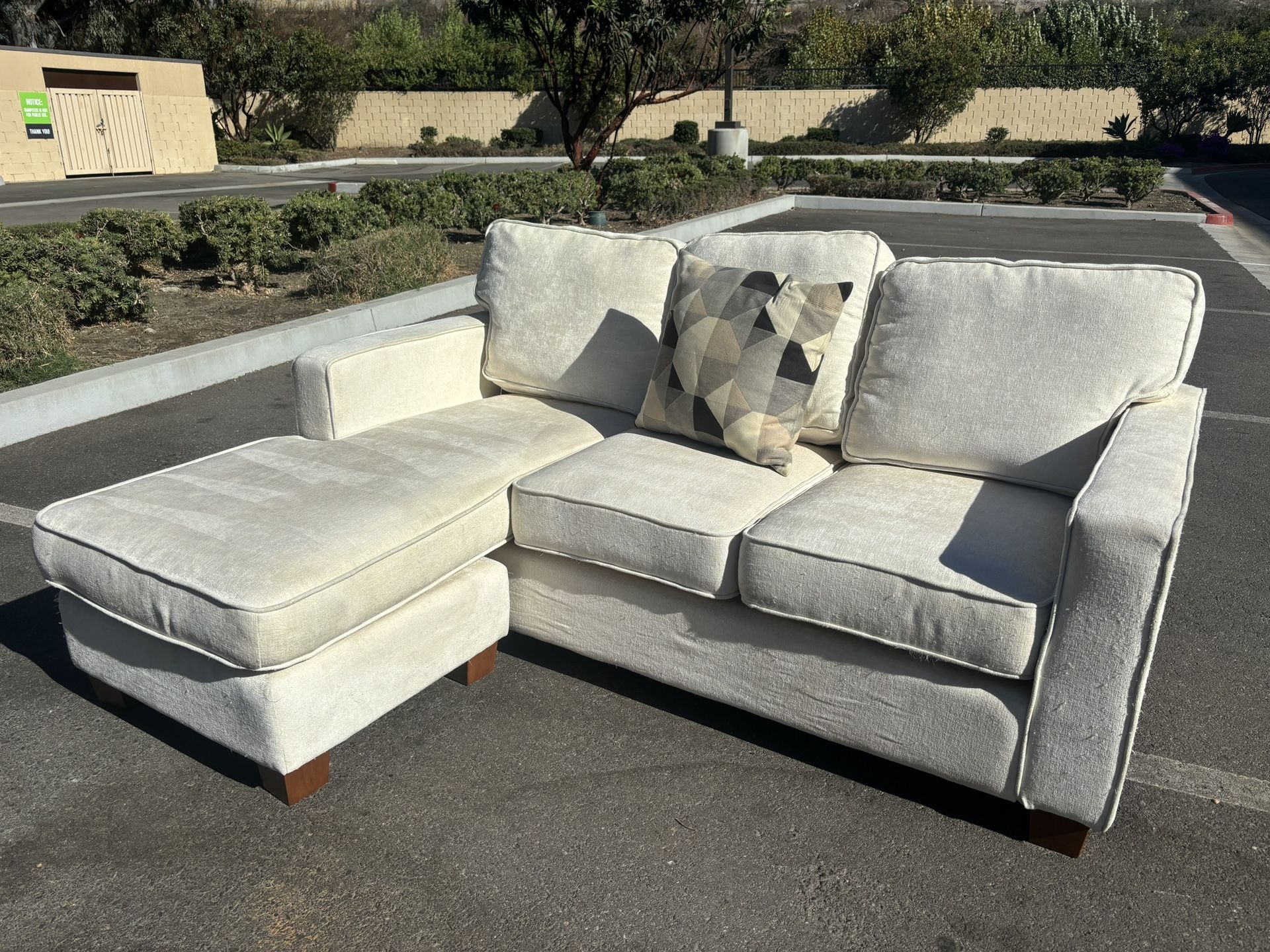WHITE SECTIONAL COUCH W/ FREE DELIVERY