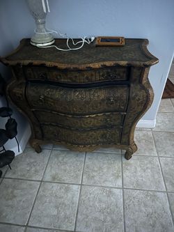 Bombay-style chests