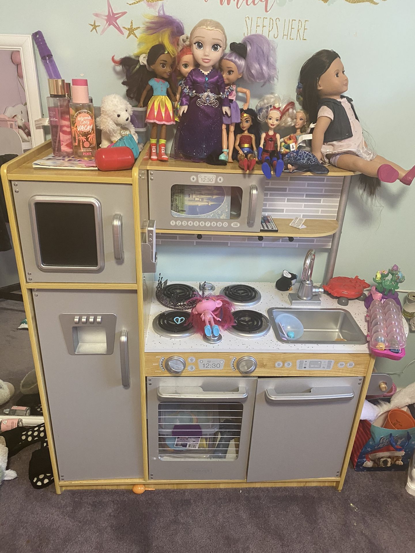 Girls kitchen set. Cash deals only please and pick up