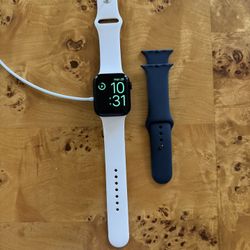 Apple Watch SE 2nd Generation (GPS) 44mm Aluminum Case With Starlight Sport Band M/L (2024)