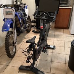 PELOTON BIKE (Brand new) 