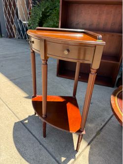 Corner table