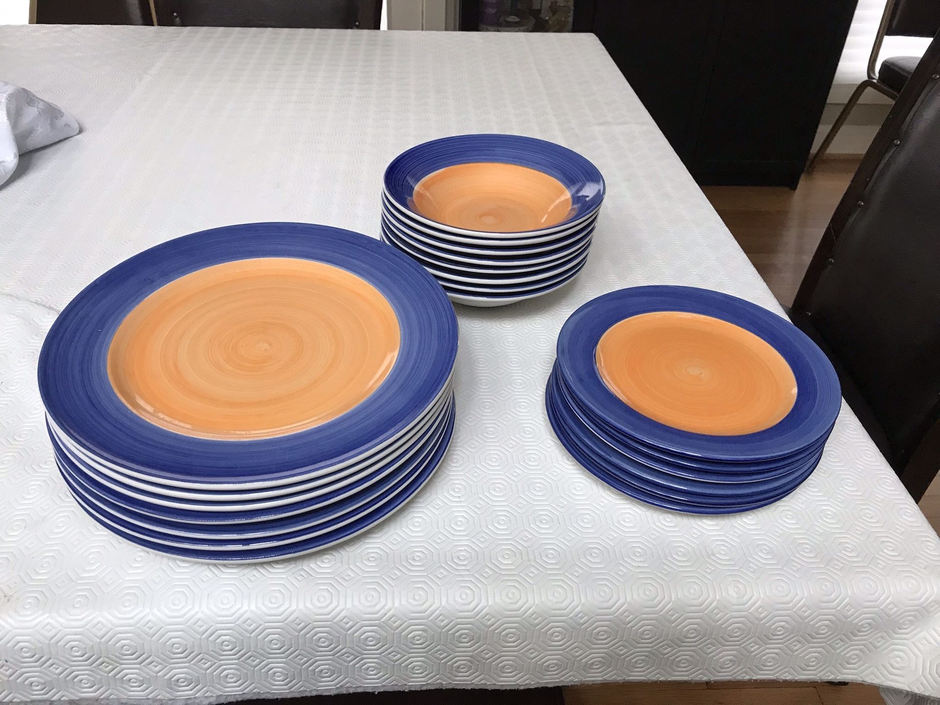 Set of dinner plates & bowls