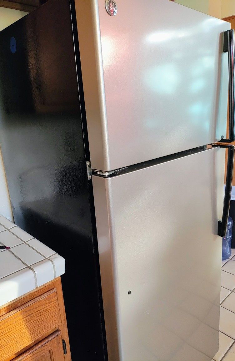 GE REFRIGERATOR STAINLESS STEEL
