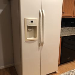 GE Refrigerator in Perfect Working Condition 
