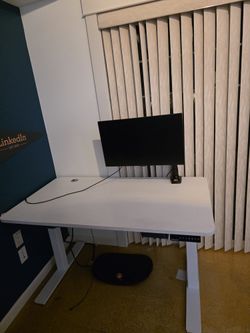 Autonomous Ai Standing Desk With Free Accessories