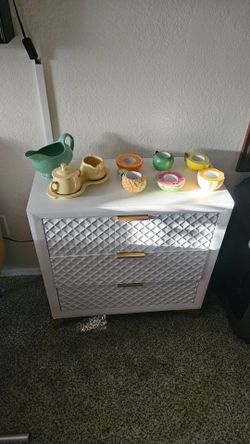 Vintage collection figurines / clay pots / porcelain decor, curio cabinet, glassware