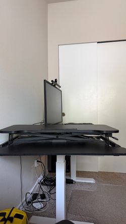 Standing desk converter, height adjustable.