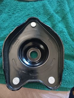 Rear suspension strut mount
