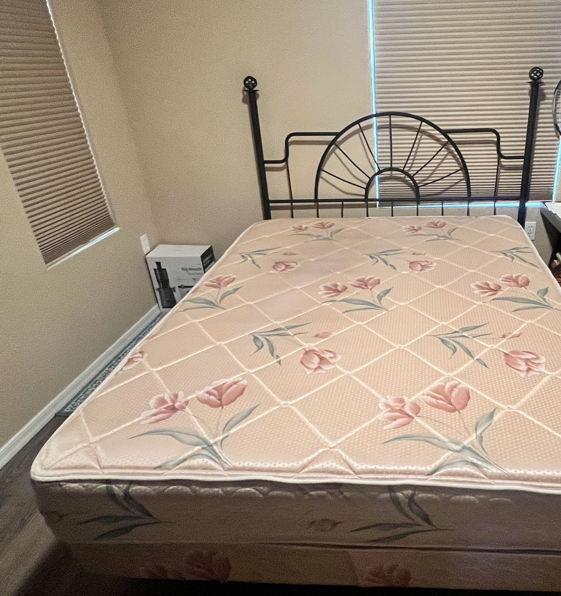 Queen bed (8” mattress, box, frame, headrest and 4 non-slip pads)