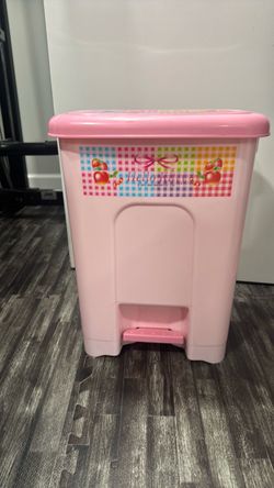 Hello Kitty  garbage can