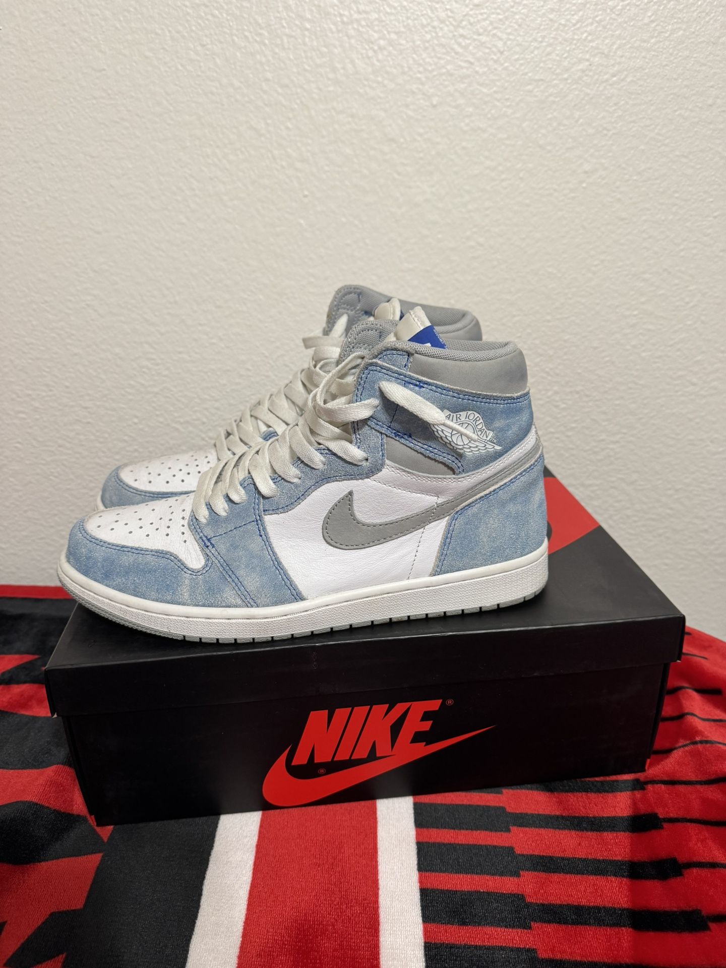 Jordan 1 Hyper Royal