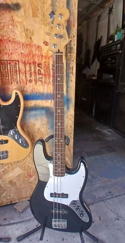 ✨️Electric Bass For Sale ✨️Read Description Below And See Pictures ✨️