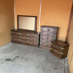 Dresser set