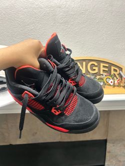 Jordan 4’s Retro Red thunders