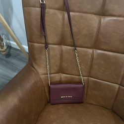 Best holiday gift, Stylish Michael Kors crossbody bag in burgundy with gold chain strap, brand new