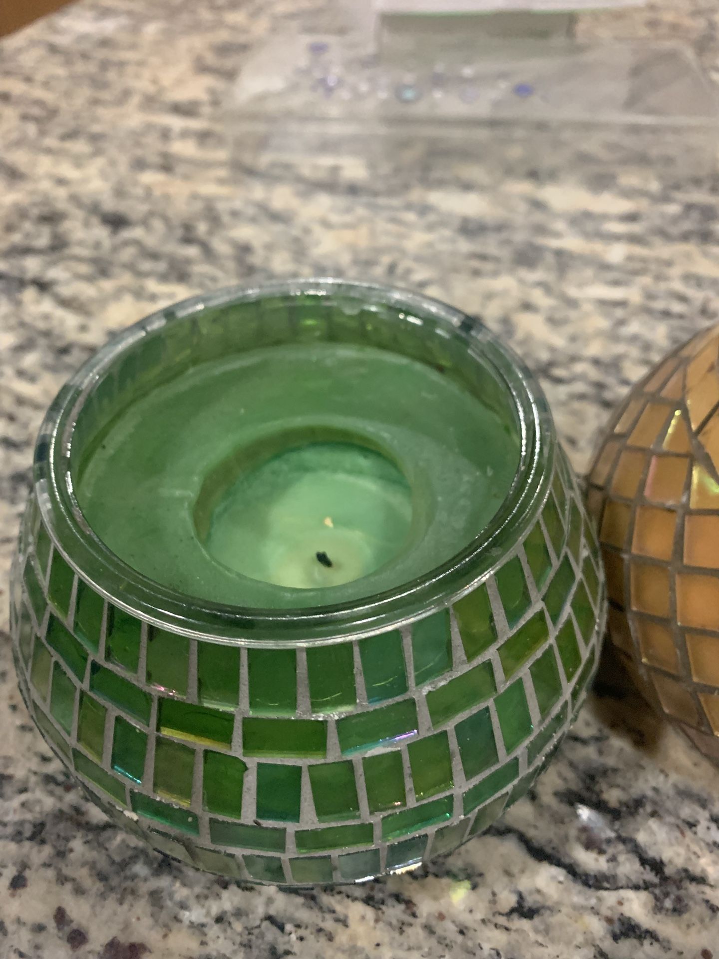 Set Of 2 Used Candle Red Vase And  Huqha 5$ Each