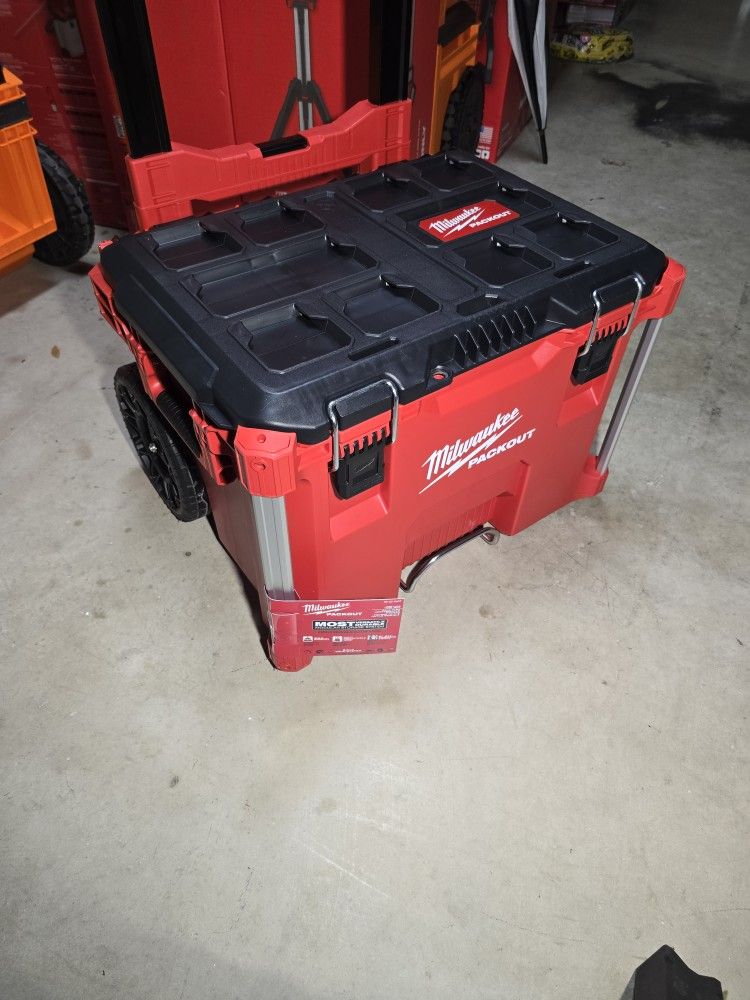Milwaukee
PACKOUT 22 in. Rolling Modular Tool Box Low Profile Handle 48-22-8427