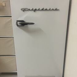 Selling White mini Fridge 