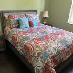 SHARP LOOKING QUEEN BEDROOM SET/ WAS $2,500/ NOW ASKING $1,295