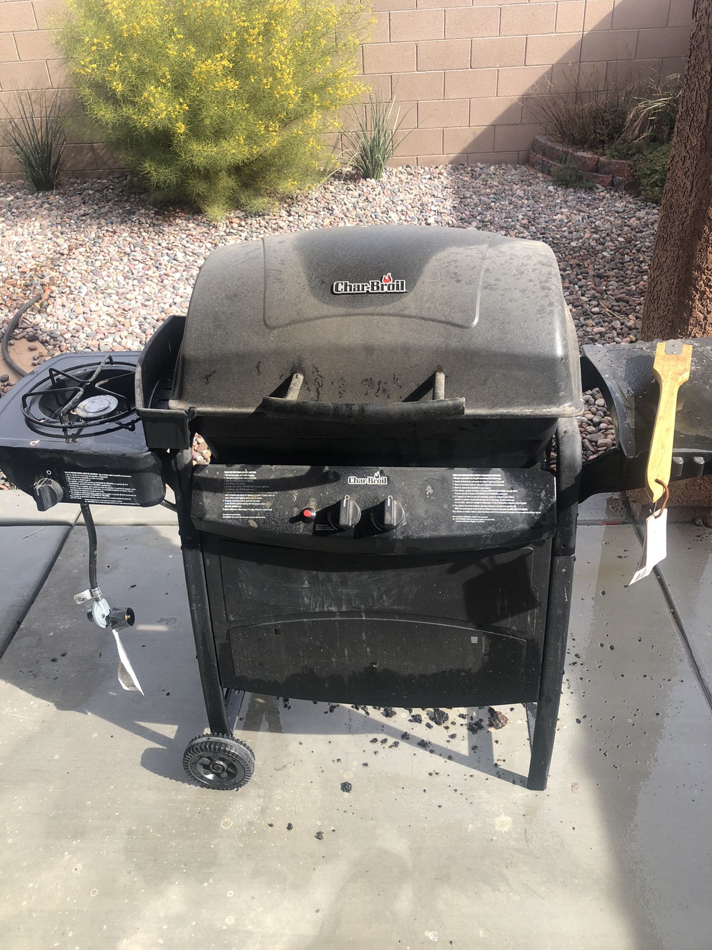Charbroil BBQ grill with propane tank and tools