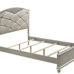 "Valiant 5 Piece Bedroom Set BED+NIGHSTAND+ DRESSER+MIRROR +CHEST!!! Queen/King Brand New In The Box
"