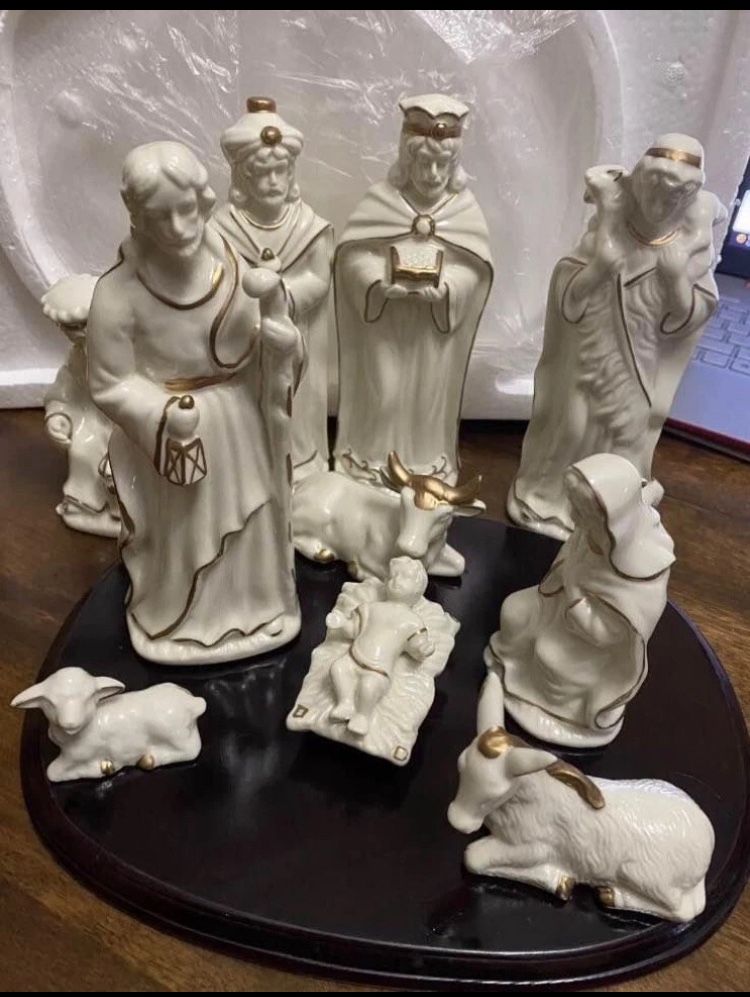 Vtg Porcelain Nativity Set. 