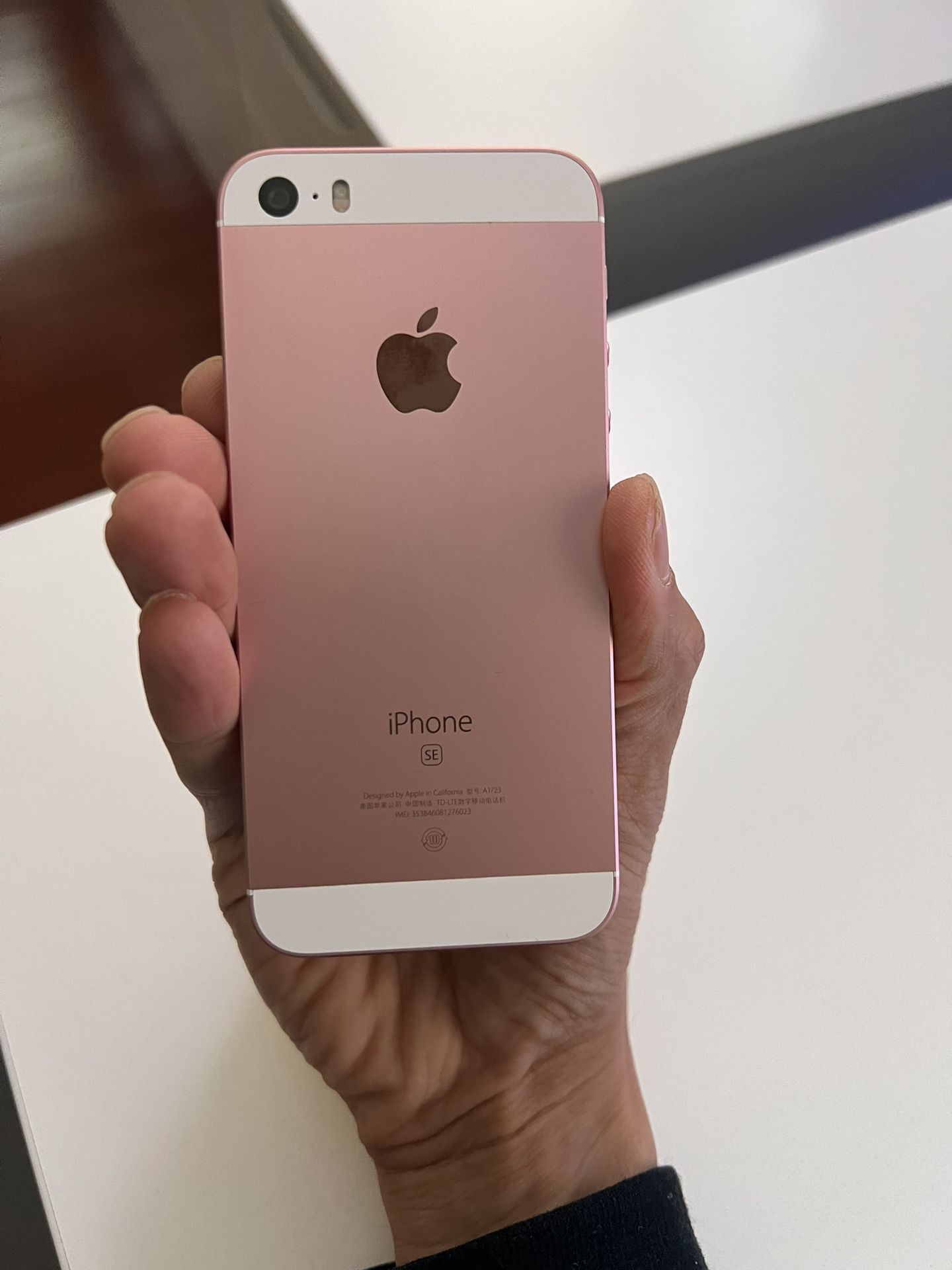 Apple iPhone SE Gen 1 Gold Rose, 64GB Like New Unlocked for Sale in Irvine, CA OfferUp