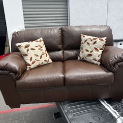 DELIVERY 🚚😀Nice Comfy Little Loveseat Sofa