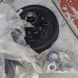 Travel trailer wheel hubs