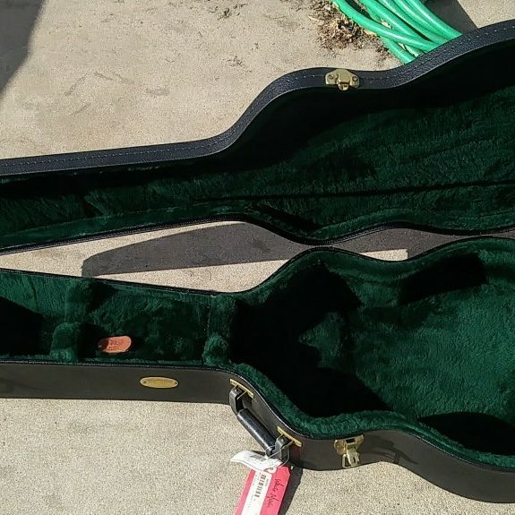 Martin 12C350 350 Hardshell Case for 00 Size (14 Fret) Models & All Brands of Standard Size Classical/Flamenco Guitars