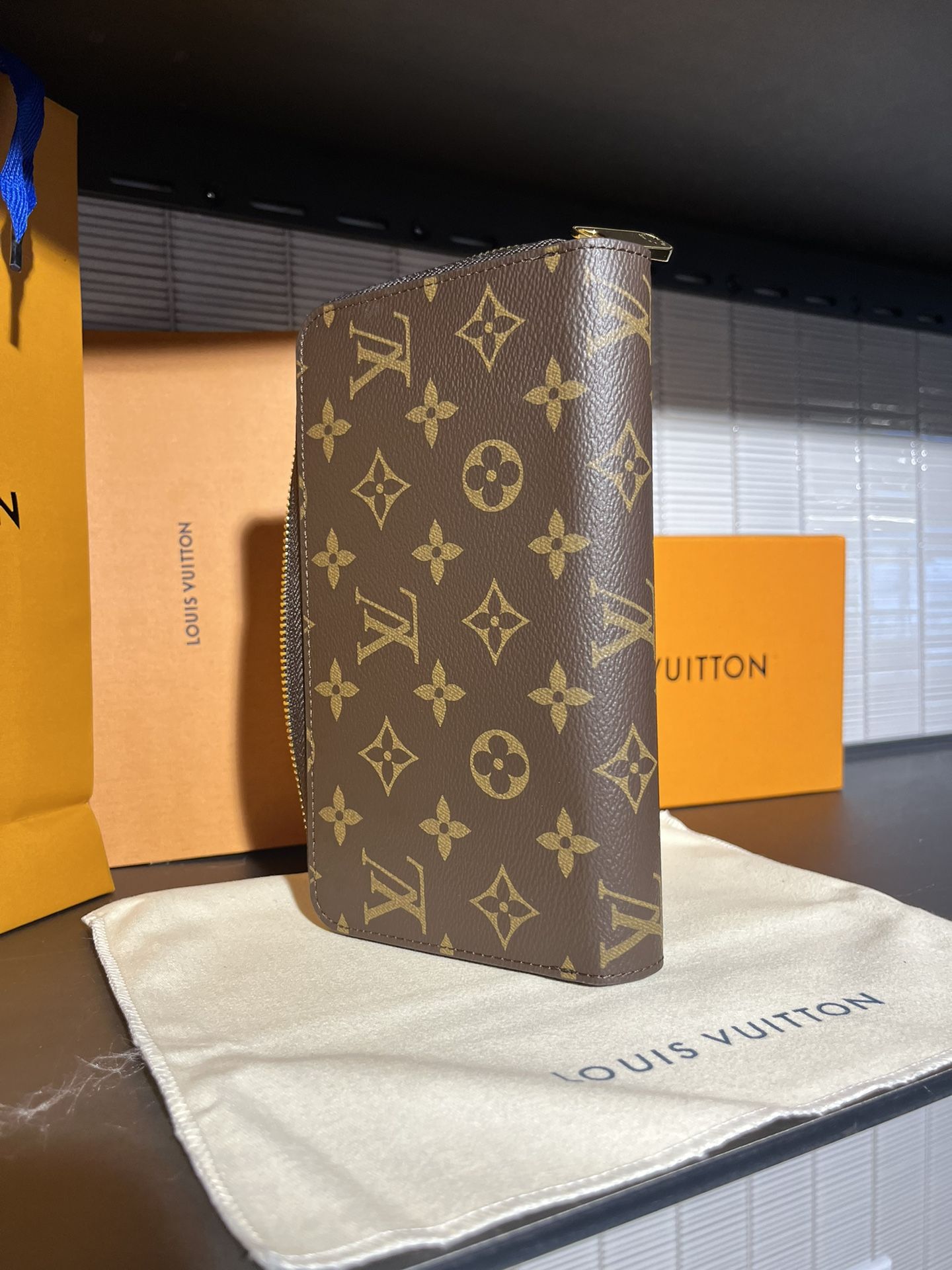 Louis Vuitton Zippy Wallet w/ receipt. 