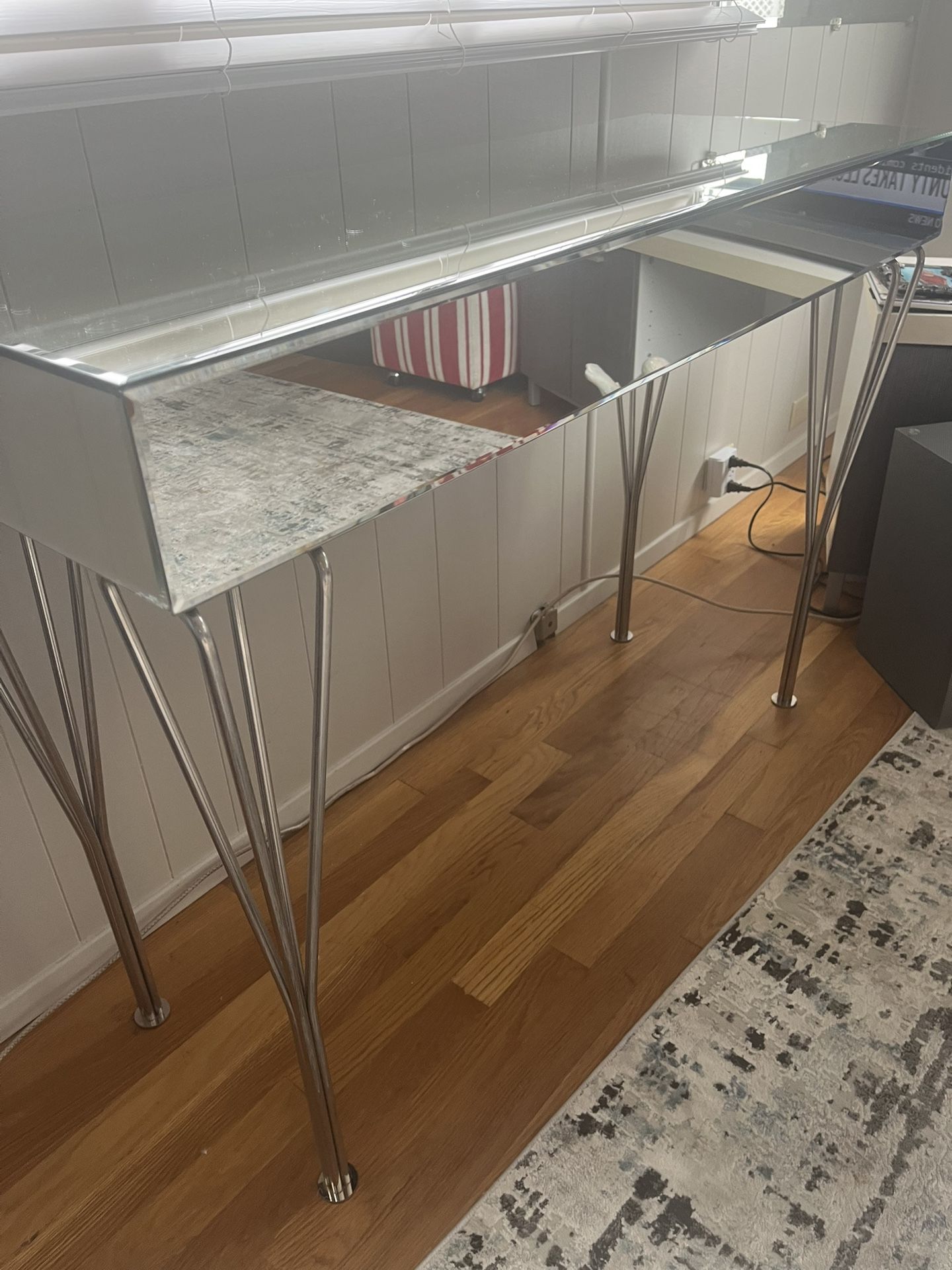 Accent Table With Glass Mirrors