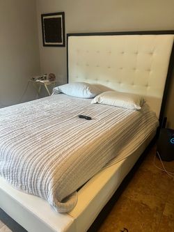 Queen bed frame Pick up
