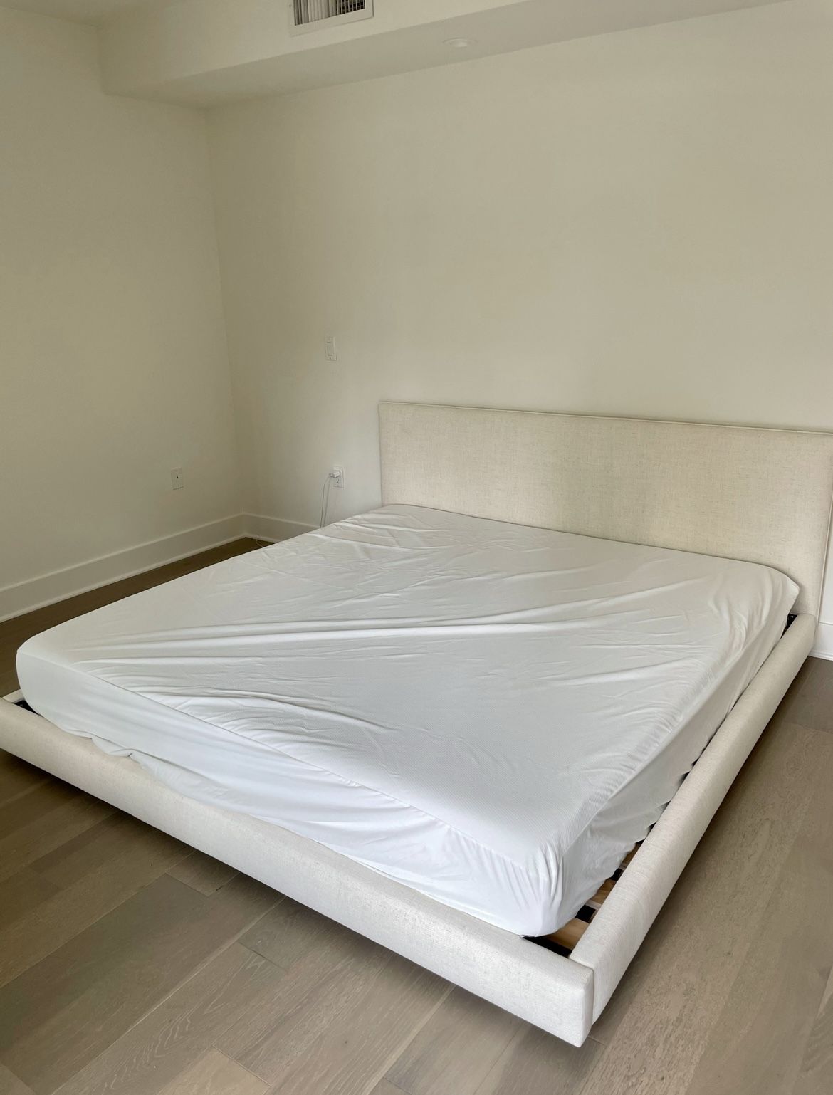 FAÇADE KING BED CB2