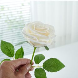 50pcs Ivory Roses Artificial Flowers Bulk Fake White Roses Silk Flower with Stems Realistic Flowers for Wedding Centerpiec
