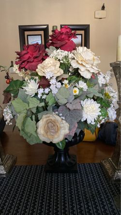 Dining table decor with flowers included