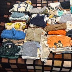 Ropa Para Bebé De Diferentes Tallas Hay De 3 a 9 Meses Muy Variada Son Más De 100 Piensa 