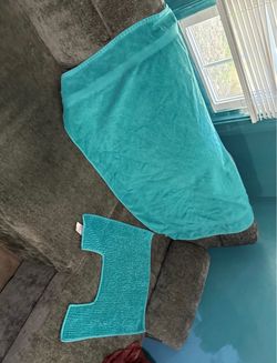blue bath towel & toilet rug lot