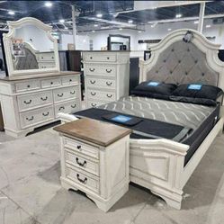 Realyn Chipped White Panel Bedroom Set🍀 4-Piece Queen or King Dresser,Mirror,Nightstand💫Finance Available