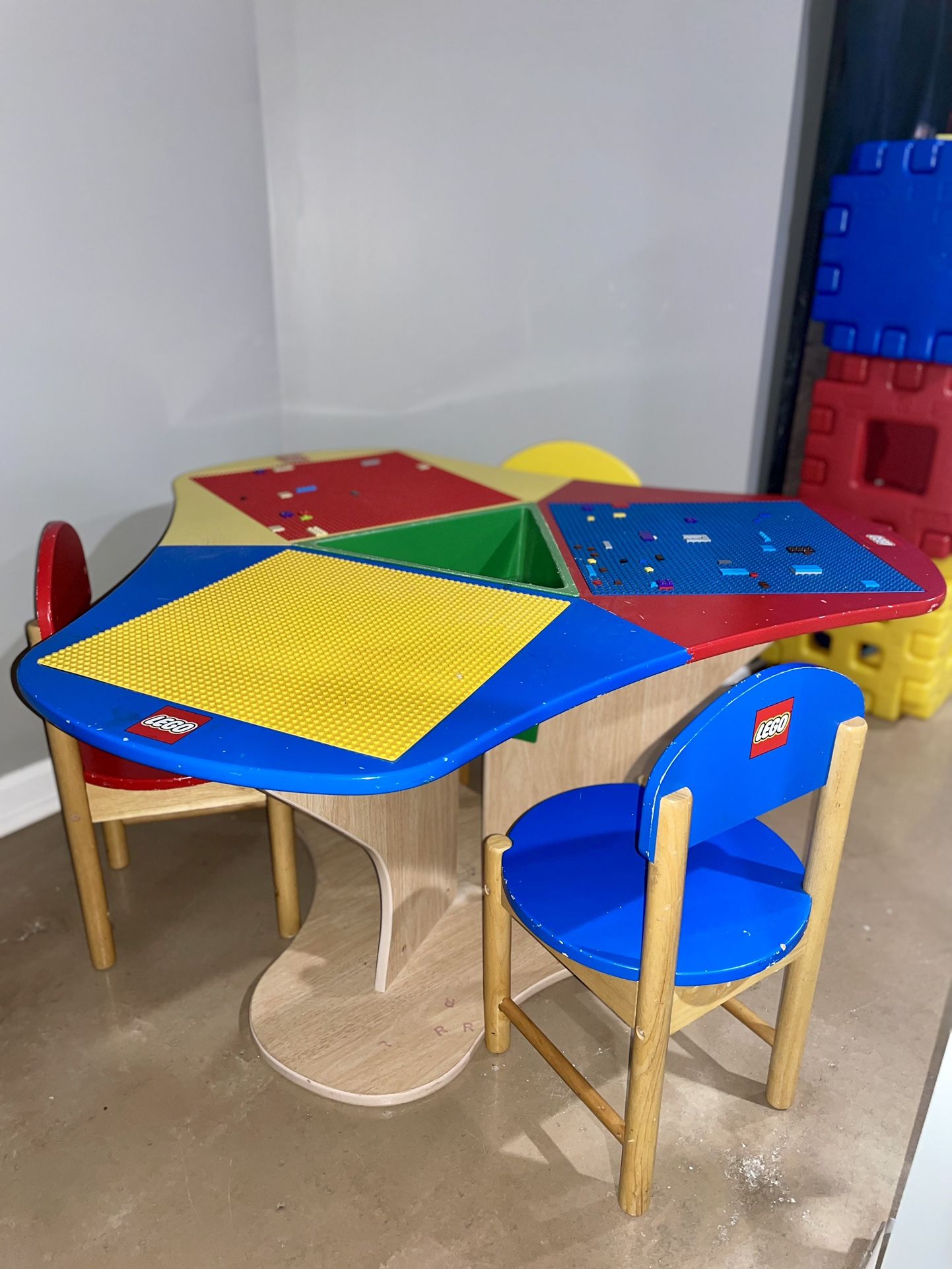 Lego table 3 chairs hotsell