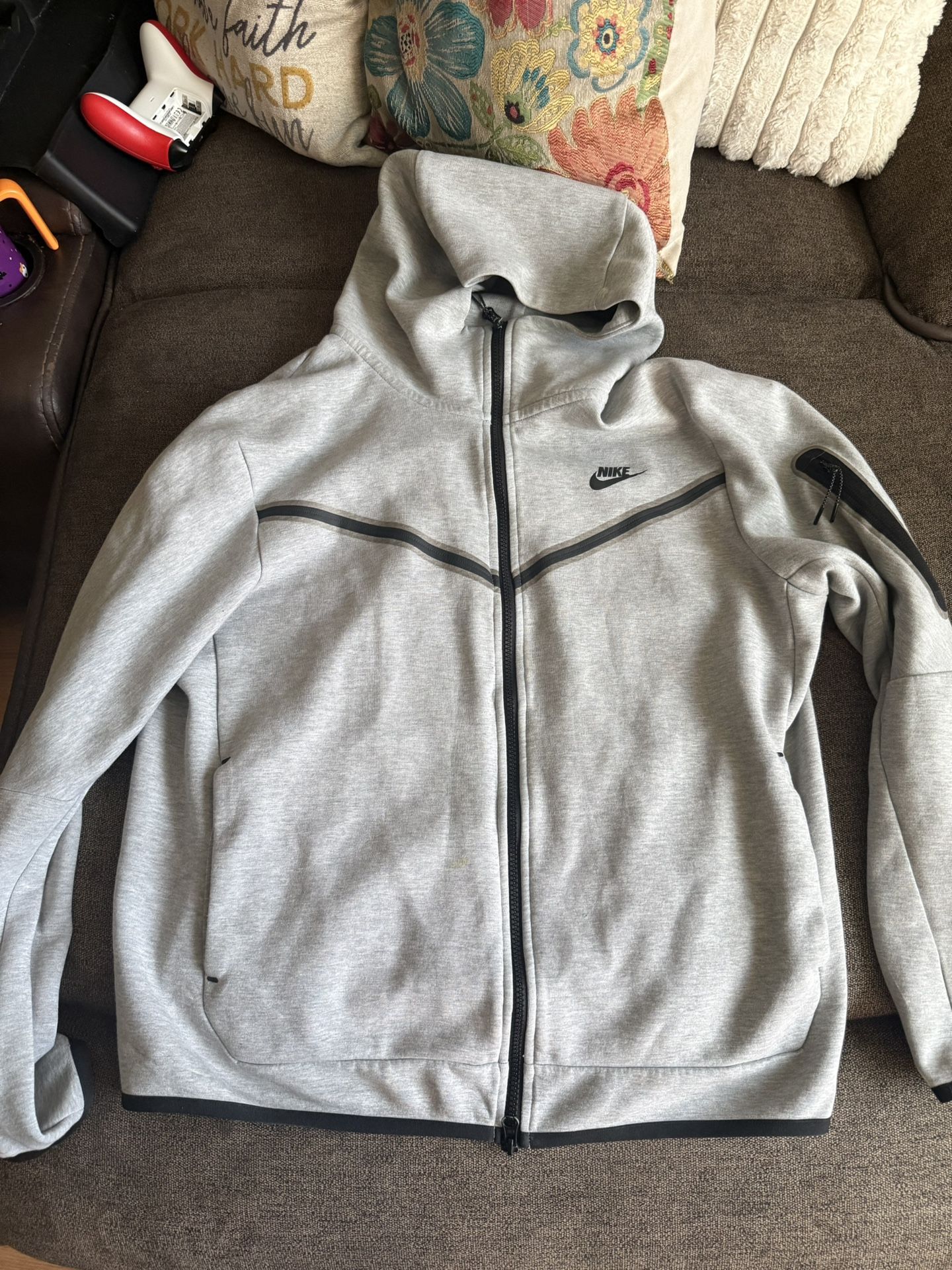 Grey Nike tech fleece 