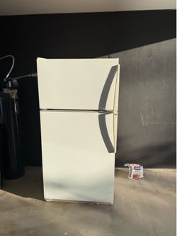 Free – White Kenmore Top-Freezer Refrigerator (Right-Hand Door Swing)