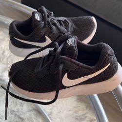 Black/ White Nike Shoes 