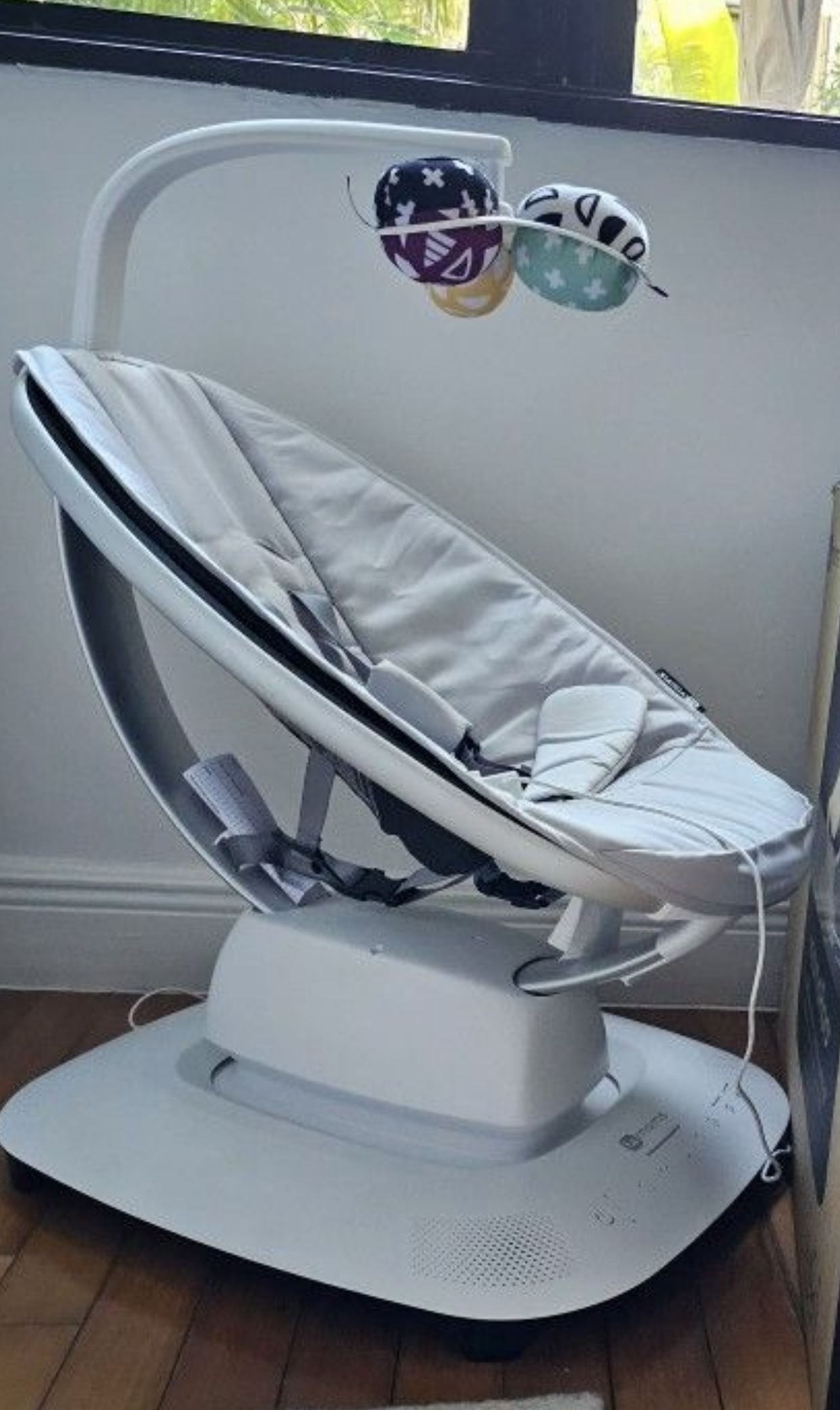 4moms MamaRoo Multi-Motion Baby Swing, Bluetooth Enabled with 5 Unique Motions, Grey