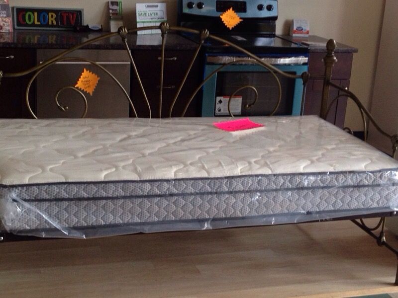 Trundle day bed with mattress