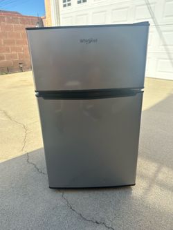 Whirlpool 3.1 cu ft Mini Refrigerator - Dorm Fridge