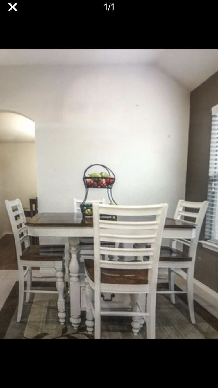 Havertys Newport Counter-Height Table + 4 chairs (retails for $1399)