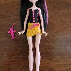 Gloom Beach Draculaura