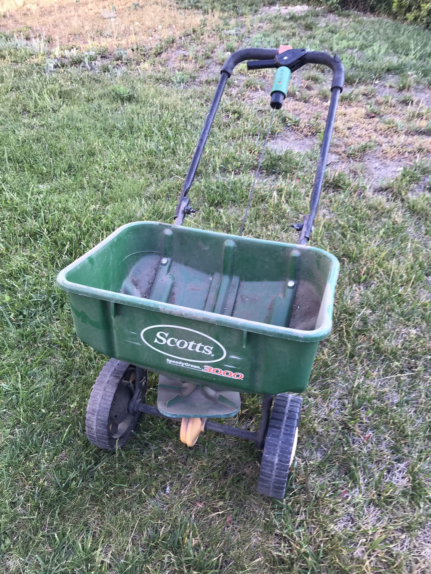 Scotts Speedy Green 3000 Broadcast Rotary Spreader for Seed/Fertilizer. Good condition, rarely used. ***Upper left hand foam grip on the handle bar i